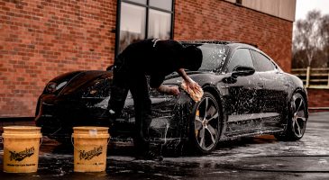 Laver sa voiture électrique, à quoi faut-il faire attention ?
